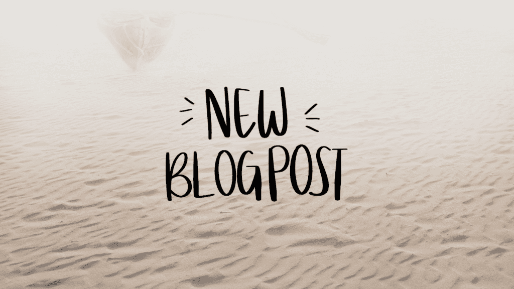 Schriftzug "New Blogpost" auf sandigem Hintergrund